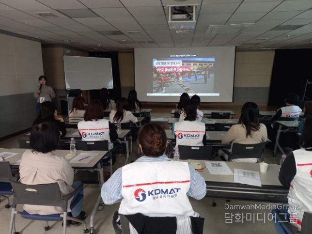 재난의료 신속대응반 교육에서 강사가 재난현장 초기 대응 절차를 설명하고 있다.